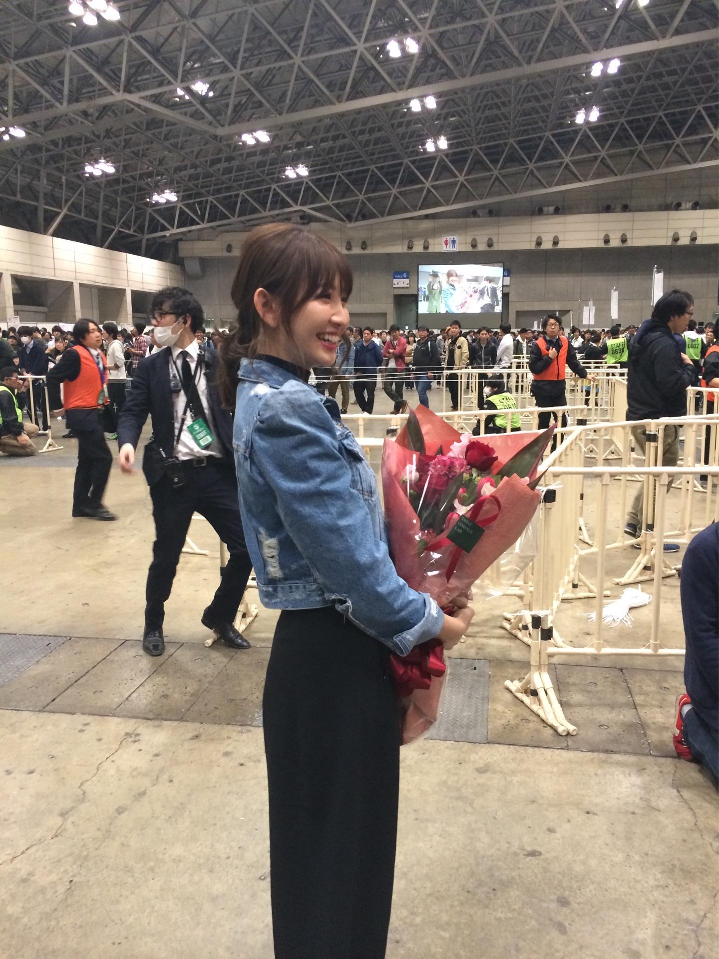 Akb小嶋陽菜 最後の握手会終了 お見送りに集まったファンの皆さんの画像 Gラボ Akb48 Akb小嶋陽菜 最後の握手会終了 お見送りに集まったファンの皆さんの画像 Gラボ Akb48