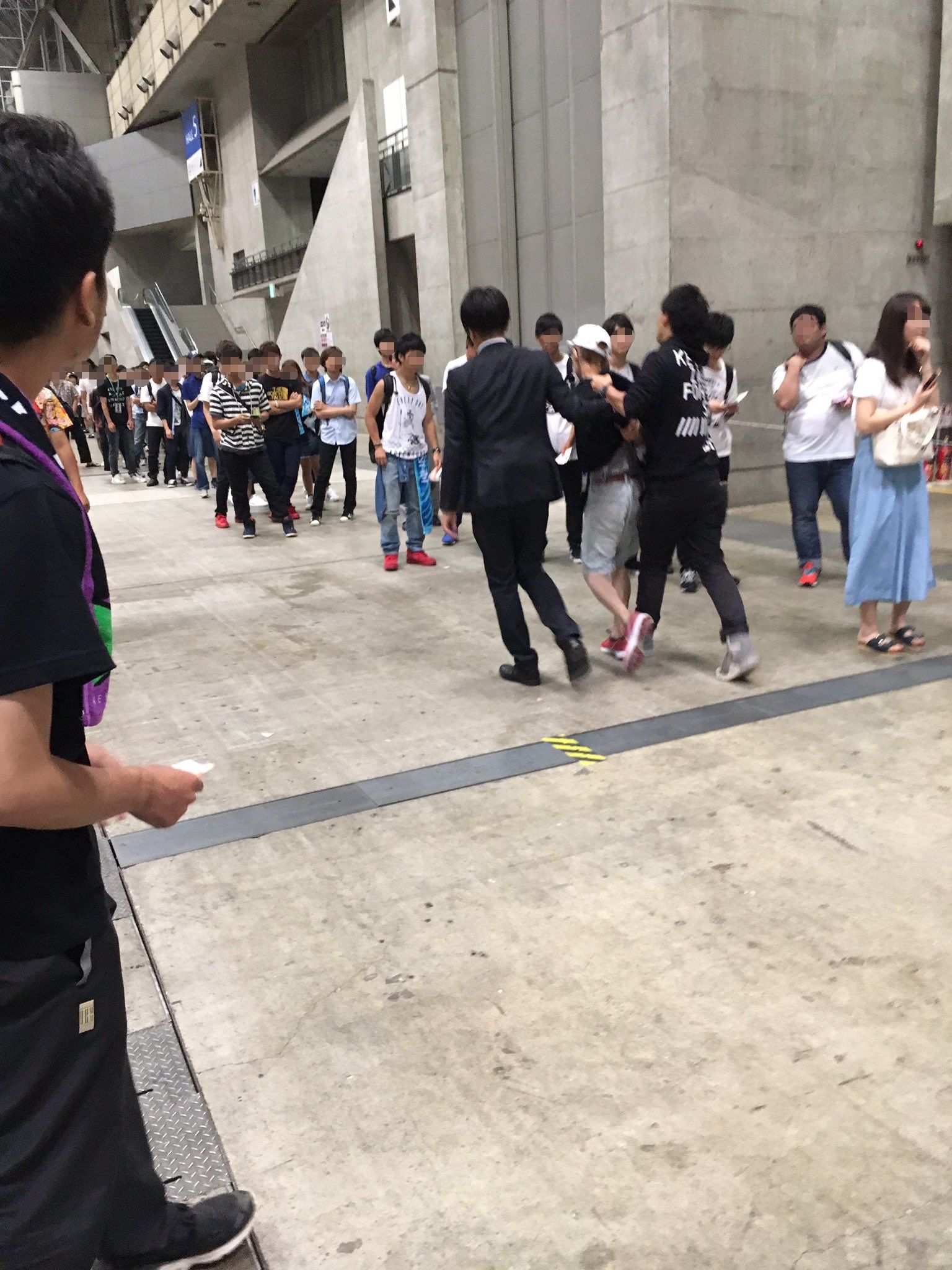 欅坂46握手会で発煙筒 ナイフ男 24 逮捕 刺して殺そうと思った Gラボ Akb48