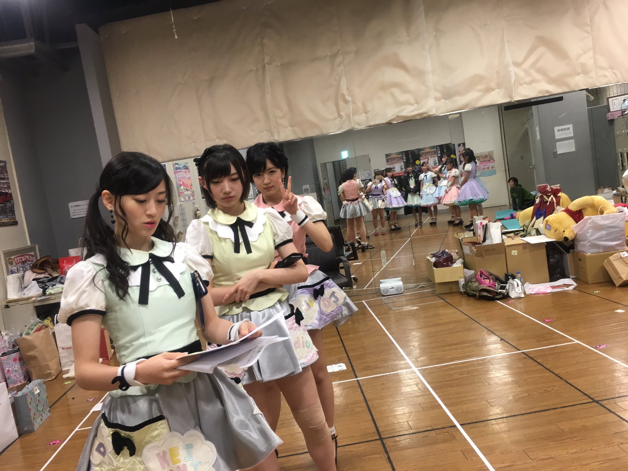 Nmb48 廃棄処分らしきプレゼントの山がまた映りこむｗｗｗ Gラボ Akb48