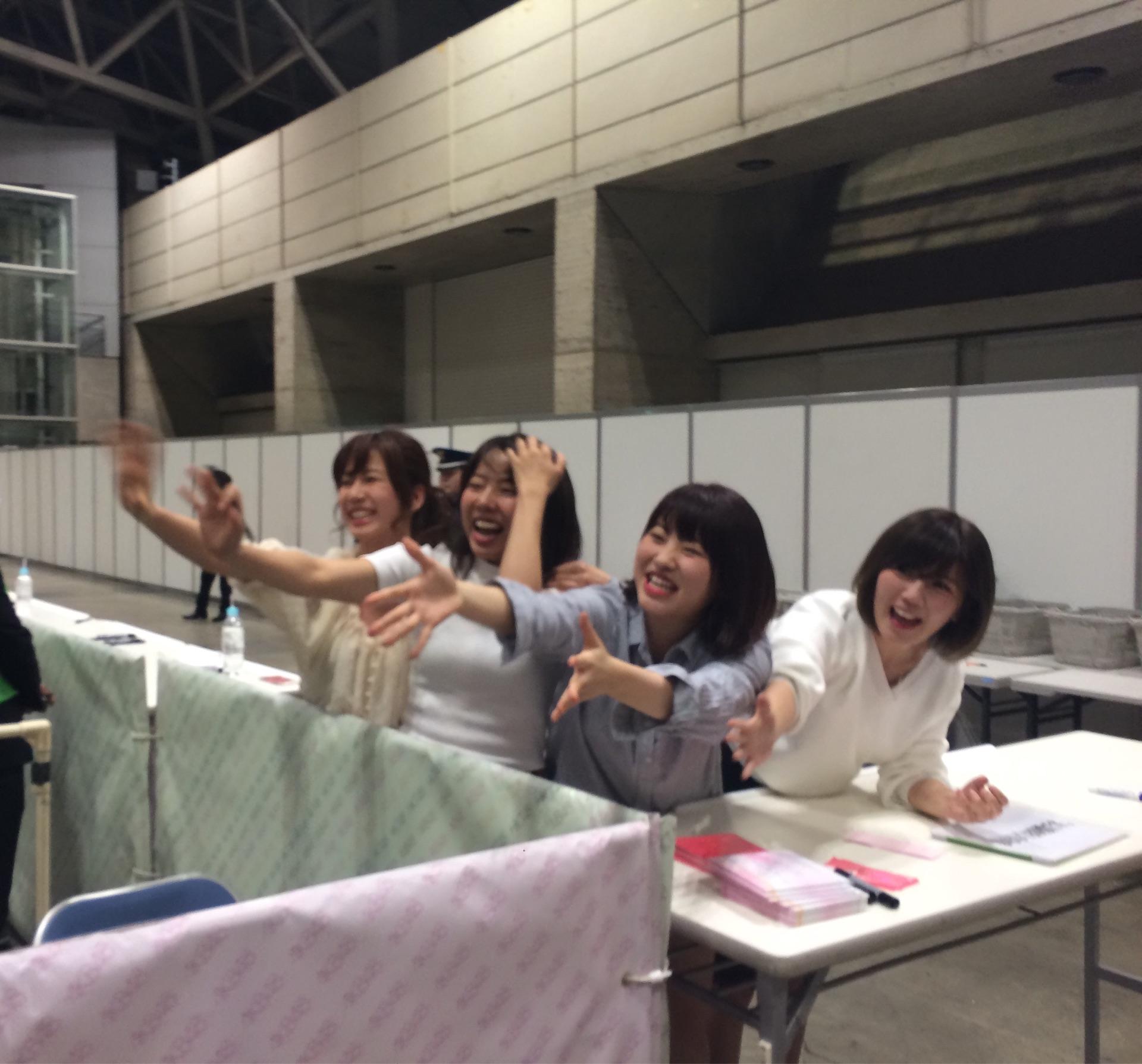 Akb小嶋陽菜 最後の握手会終了 お見送りに集まったファンの皆さんの画像 Gラボ Akb48 Akb小嶋陽菜 最後の握手会終了 お見送りに集まったファンの皆さんの画像 Gラボ Akb48