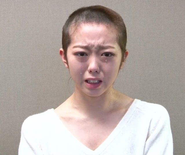 峯岸坊主 Akb運営 スタッフは止めたようだが取り乱すことなくハサミを前髪に入れた Gラボ Akb48 峯岸坊主 Akb運営 スタッフは止めたようだが取り乱すことなくハサミを前髪に入れた Gラボ Akb48