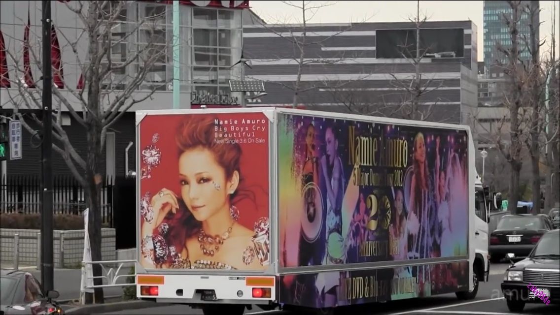 安室奈美恵　ラッピングバス　赤のみ ファンの情熱を乗せ発車！ 「AMUROバス」実現 沖縄できょうから