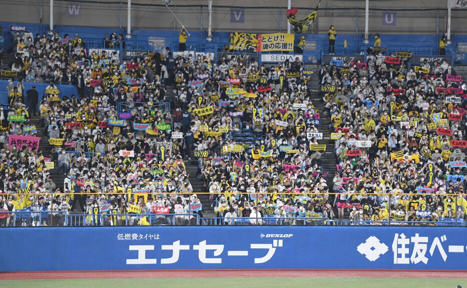 【朗報】 善良な阪神ファンが客席でゴミ拾い「素晴らしい行為」