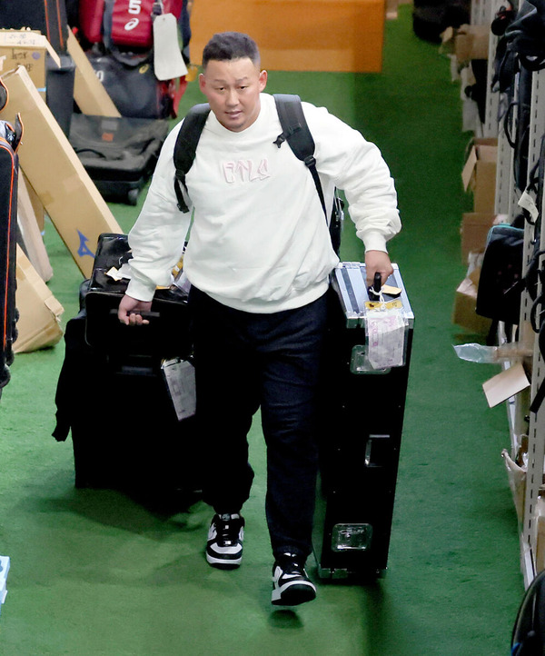 20231118-OHT1I51347-L