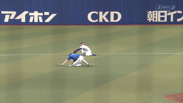 京田、走者と被った打球をナイスキャッチ！