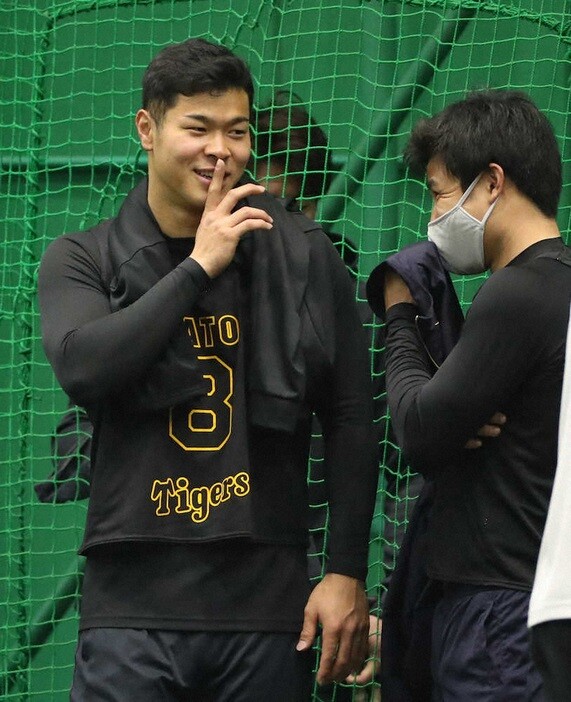 阪神・ドラ1佐藤輝明、矢野監督に外野宣言されながら三塁グラブをもってくる