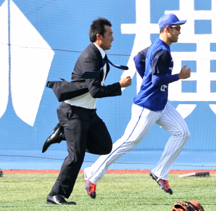 DeNA・戦力外通告の斎藤俊介がスーツ姿で練習参加「オレの分まで頑張れよ！」