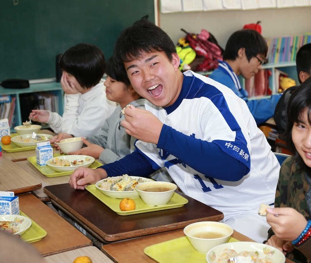 彡(^)(^)「給食うっま！お代わり(バクバク」　なんG「給食まずいよな」「俺も残してたw」