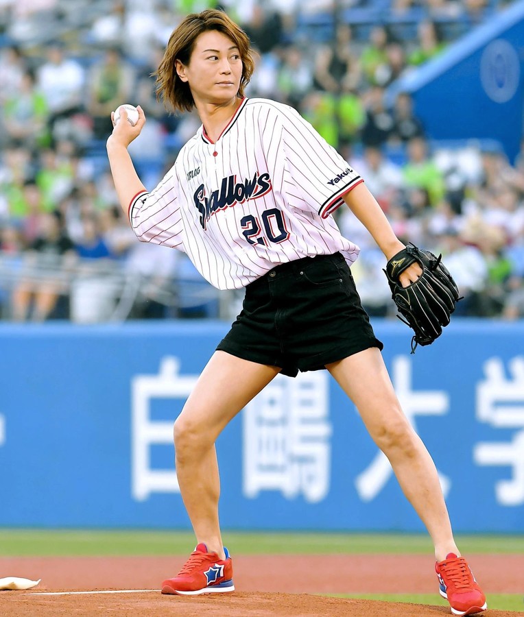 氷川きよしさん、LGBTみたいな格好で始球式に登場|ヤクルト