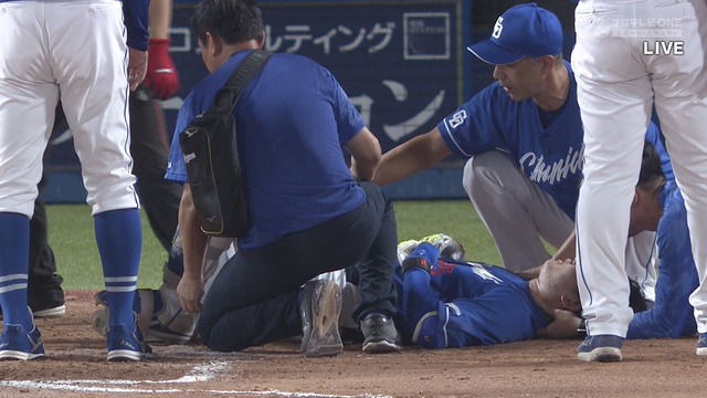 石川昂弥、木澤の剛速球がモロに左耳付近へ　担架で退場