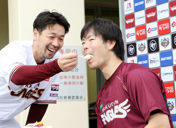 楽天・島内、阿部に誕生日ケーキを食べさせてもらう