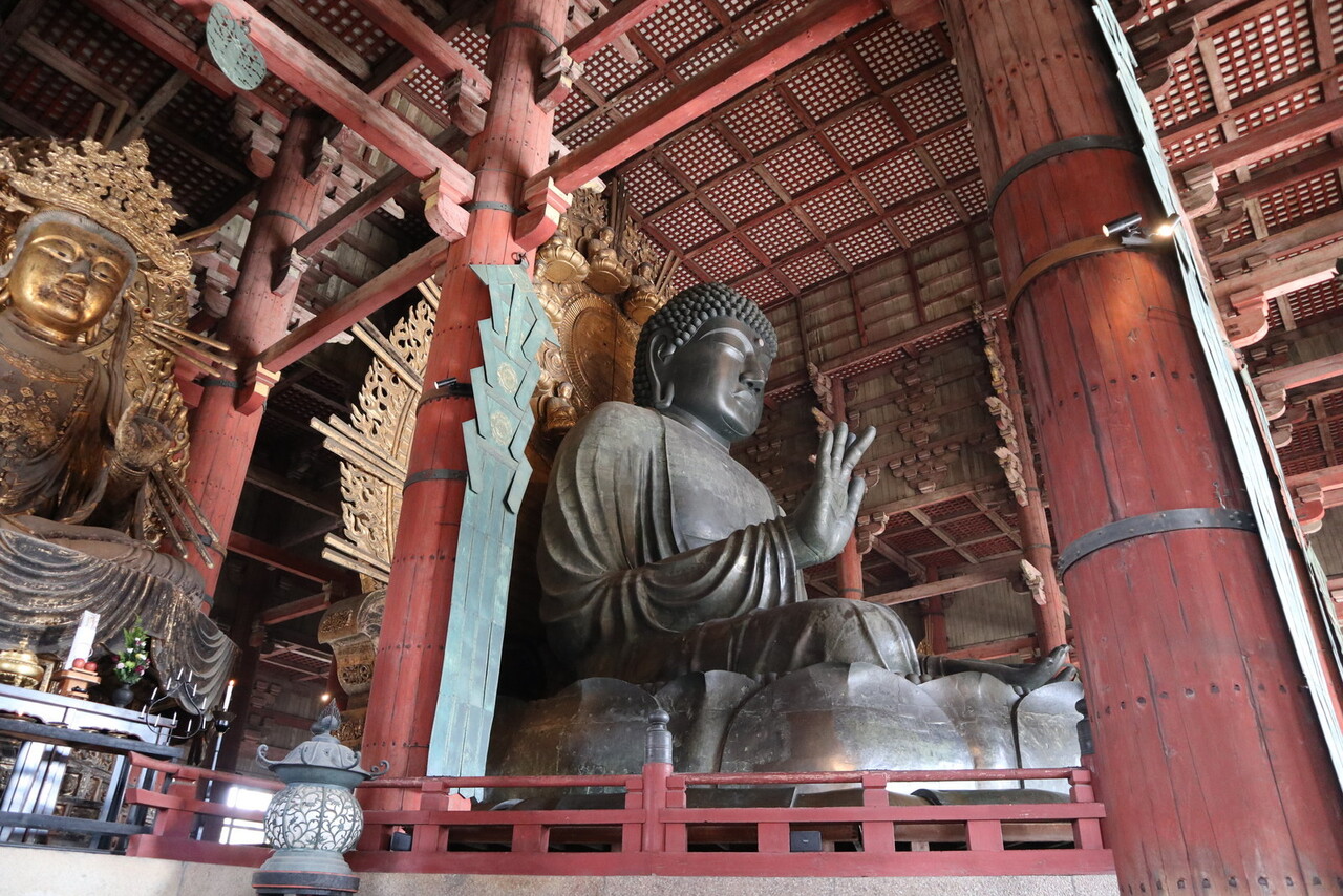 東大寺と新薬師寺 : 江戸川の畔（ほとり）