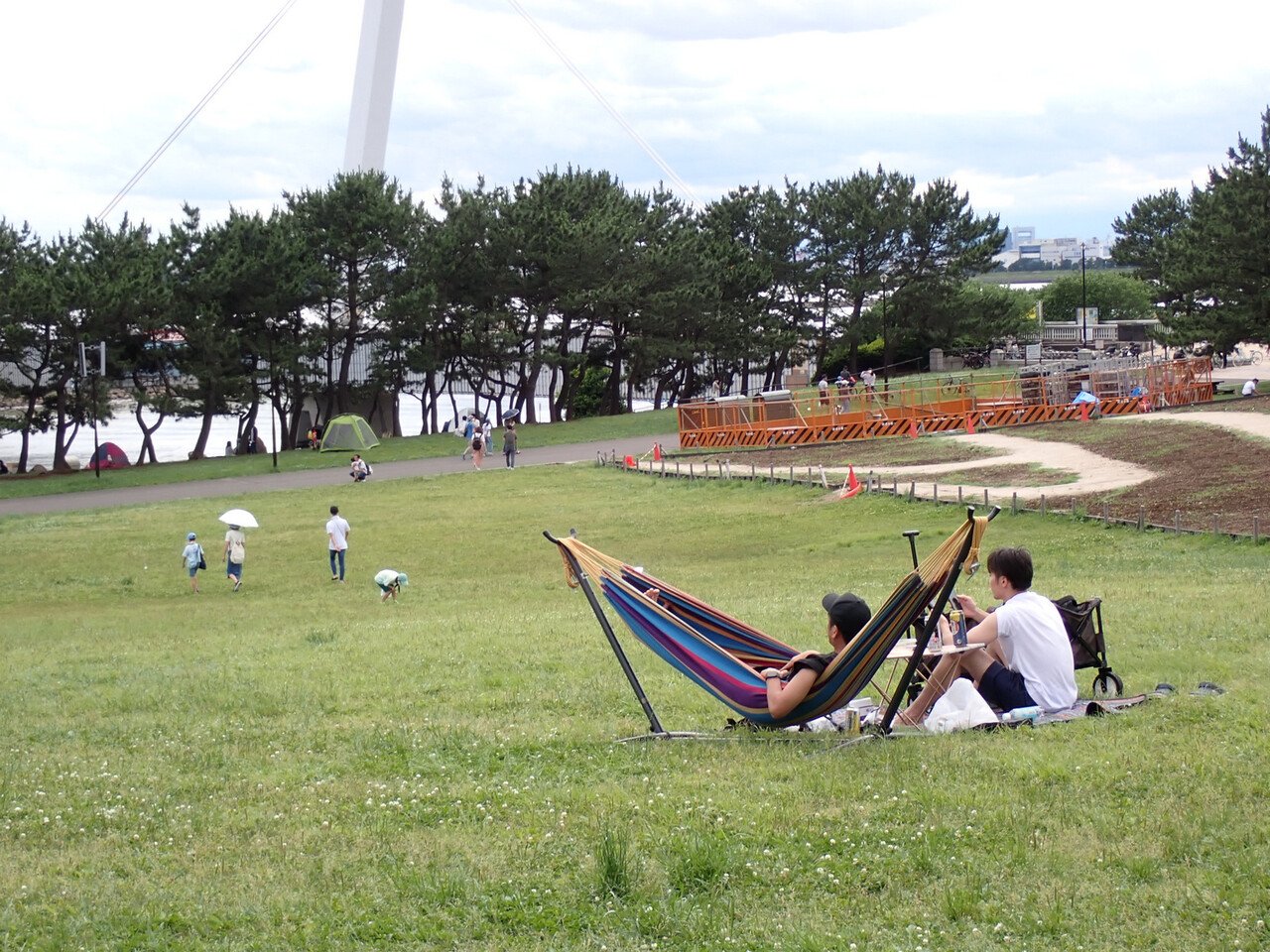葛西臨海公園でピザを食べる 江戸川の畔 ほとり
