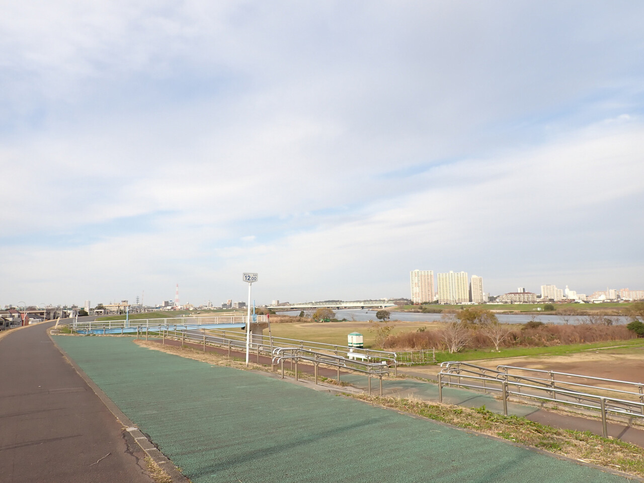 落とし物をとりに行く 江戸川の畔 ほとり 落とし物をとりに行く 江戸川の畔 ほとり