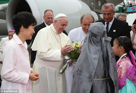 1408005027934_wps_20_Pope_Francis_receives_flo