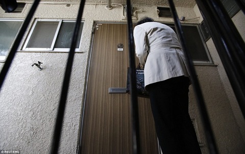 272FE7BE00000578-0-image-a-64_1427882707973