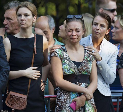 article-2702482-1FE9C36C00000578-191_964x879