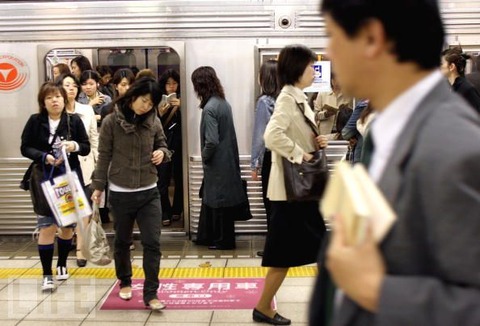 women-only-carriage-in-japan_5745