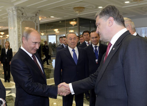 petro-poroshenko-vladimir-putin-shake-hands