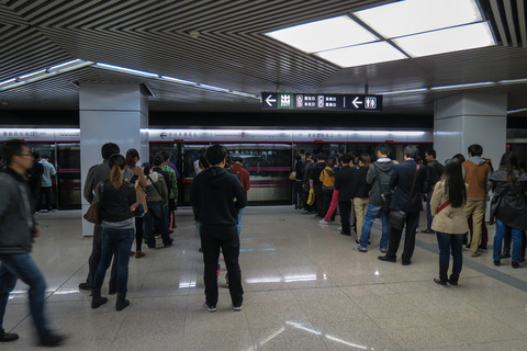 beijing-subway-queue