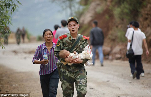 1407089996658_wps_1_A_Chinese_rescuer_carries