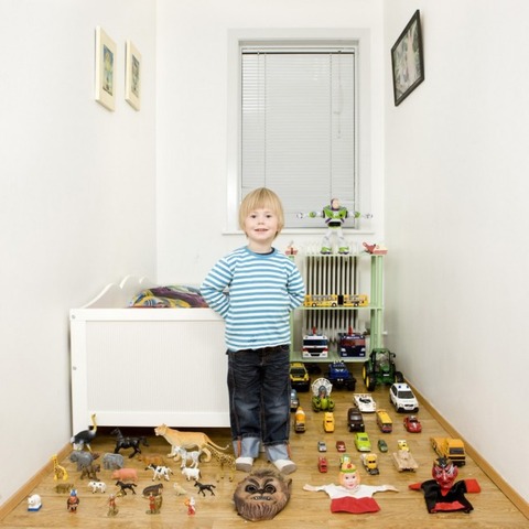 Kids-with-their-favorite-toys-by-Gabriele-Galimberti-30-634x634