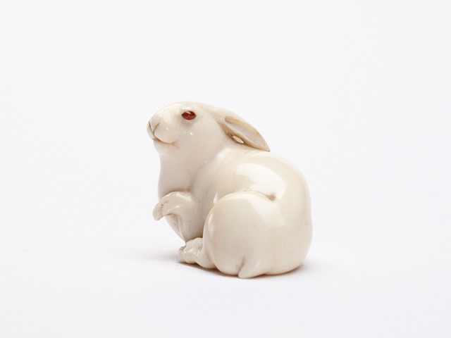 1920px-Ivory_netsuke_of_the_Hare_with_Amber_Eyes_2