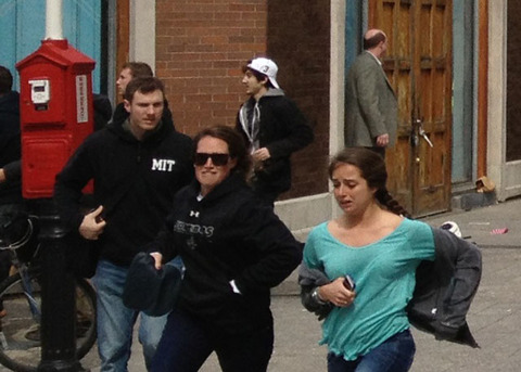 Dzhokhar-Tsarnaev-running-from-bombing