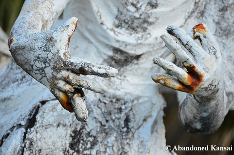 statue-throwing-gang-signs