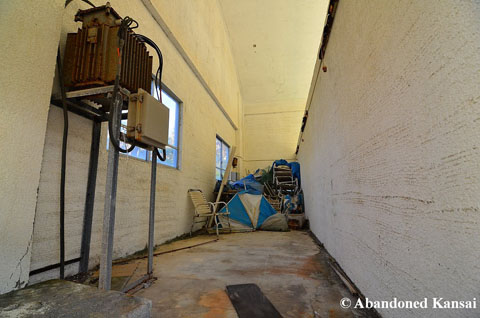 inside-the-pool-house