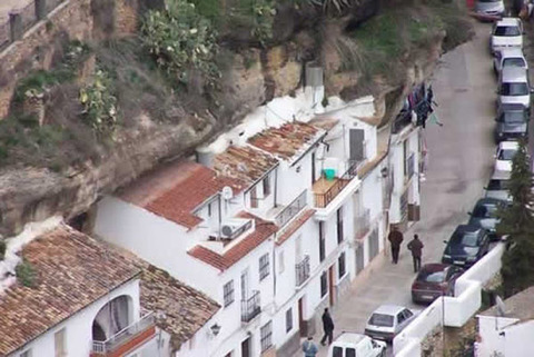 setenil-city-under-rock-3