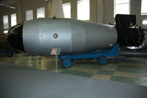 800px-Tsar_Bomba_Revised