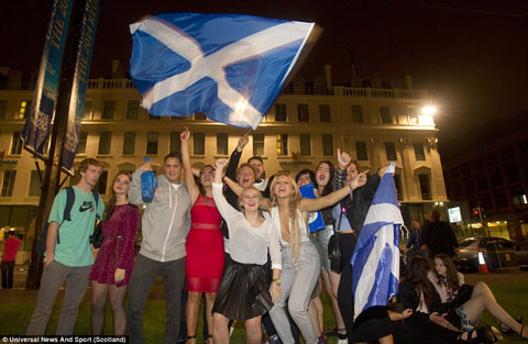 1411098674324_wps_27_Voters_rally_in_Glasgow_s