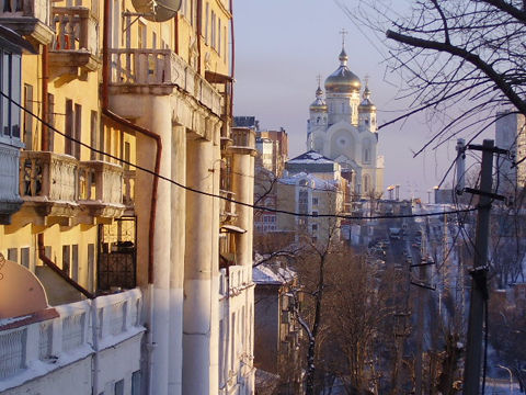 Khabarovsk_church_on_top_of_a_hill