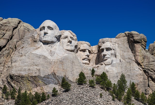1200px-Mount_Rushmore_detail_view_(100MP)