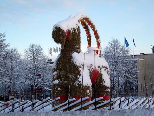Yule_goat_Gefle_Sweden_2009