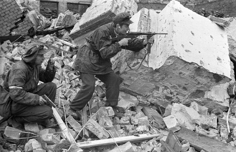 Warsaw_Uprising_by_Chrzanowski_-_Henio_Roma_-_14828