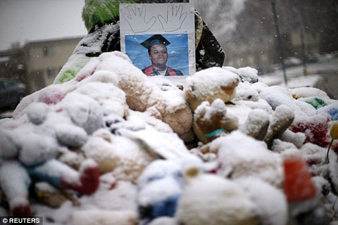 1416205890944_wps_3_Snow_falls_on_a_memorial_