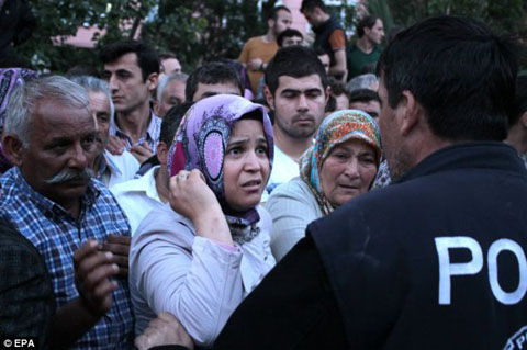 article-2627478-1DD04D0600000578-225_634x421