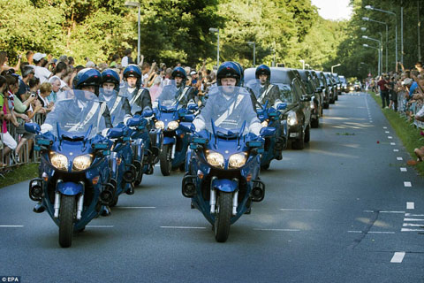 article-2702482-1FE9B5F700000578-896_964x642