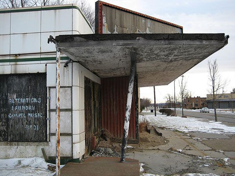 800px-YoungstownOH_AbandonedShop