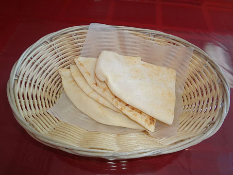 800px-Pita_(bread)