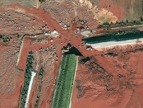 792px-Hungary_ajka_toxicspill_october9_2010_dgDetail