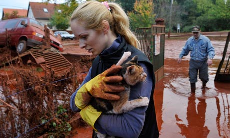 Tunde+Erdelyi+saves+her+cat+from+toxic+sludge+in+Hungary