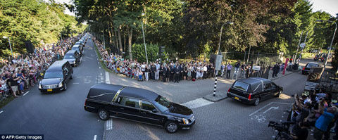 article-2702482-1FE9A89B00000578-935_964x400