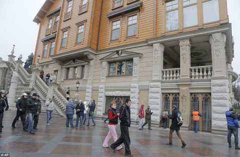 article-0-1BBC254400000578-589_964x632