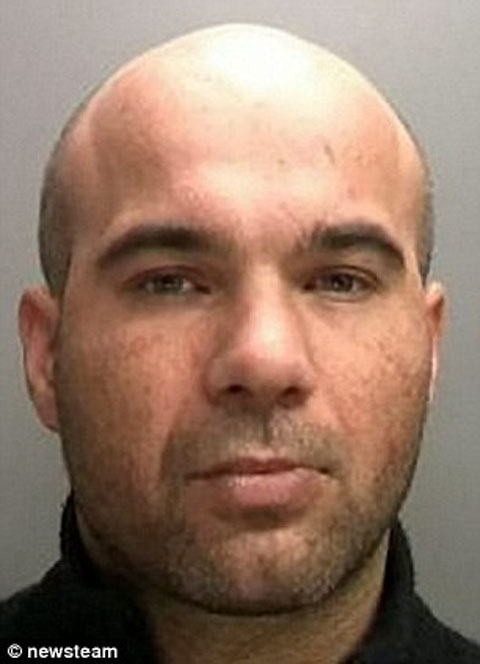 article-2381922-1B157680000005DC-818_306x423