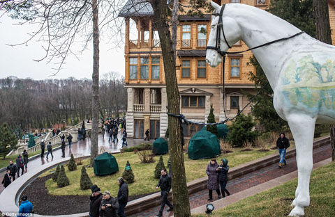 article-0-1BBCE84E00000578-250_964x627