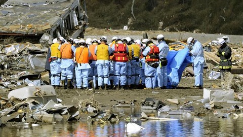 966219-firefighters-pray-in-japan