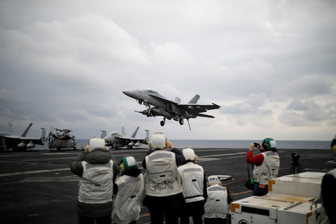 2017-04-09T015110Z_3_LYNXMPED370QE_RTROPTP_4_USA-NAVY-NORTHKOREA